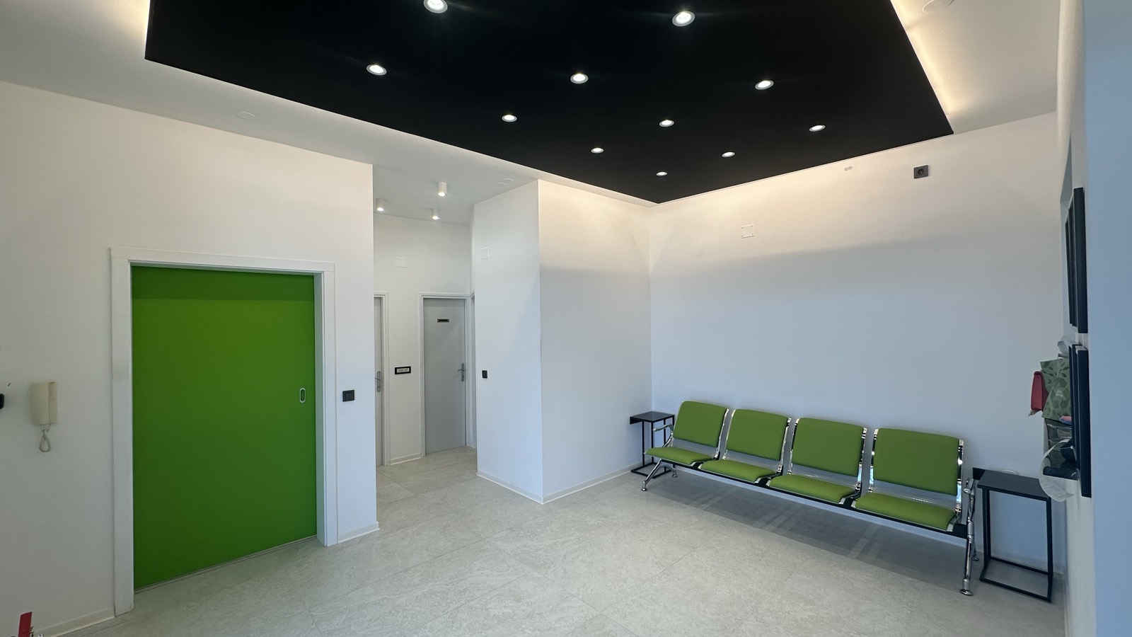 Čekaonica Apex Dental Zadar — zelene stolice i moderno uređenje